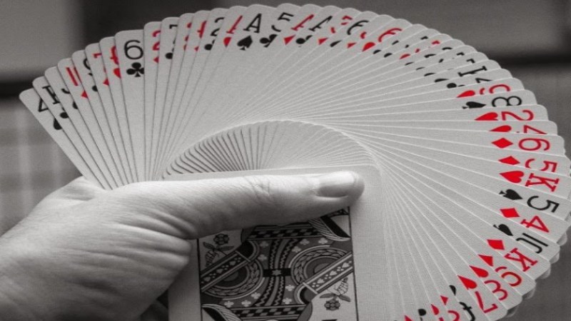 Ưu điểm khi chơi đánh bài trên điện thoại