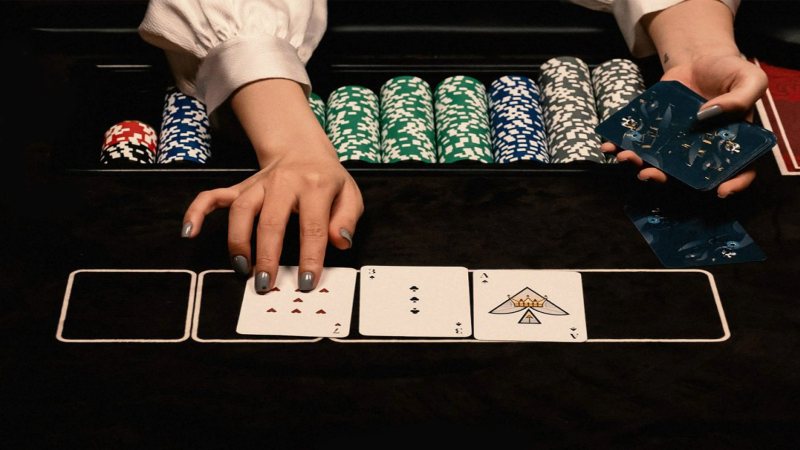 Ở vòng 2 của game poker thì  3 lá bài chung sẽ được chia